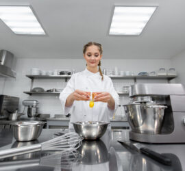 Femme cheffe travaillant dans une cuisine installée par Miditech
